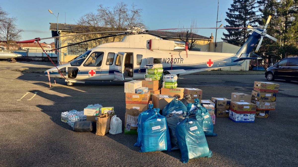Vrtulníky z Kunovic a Brna přepravily na hranici Ukrajiny devět tun materiálu